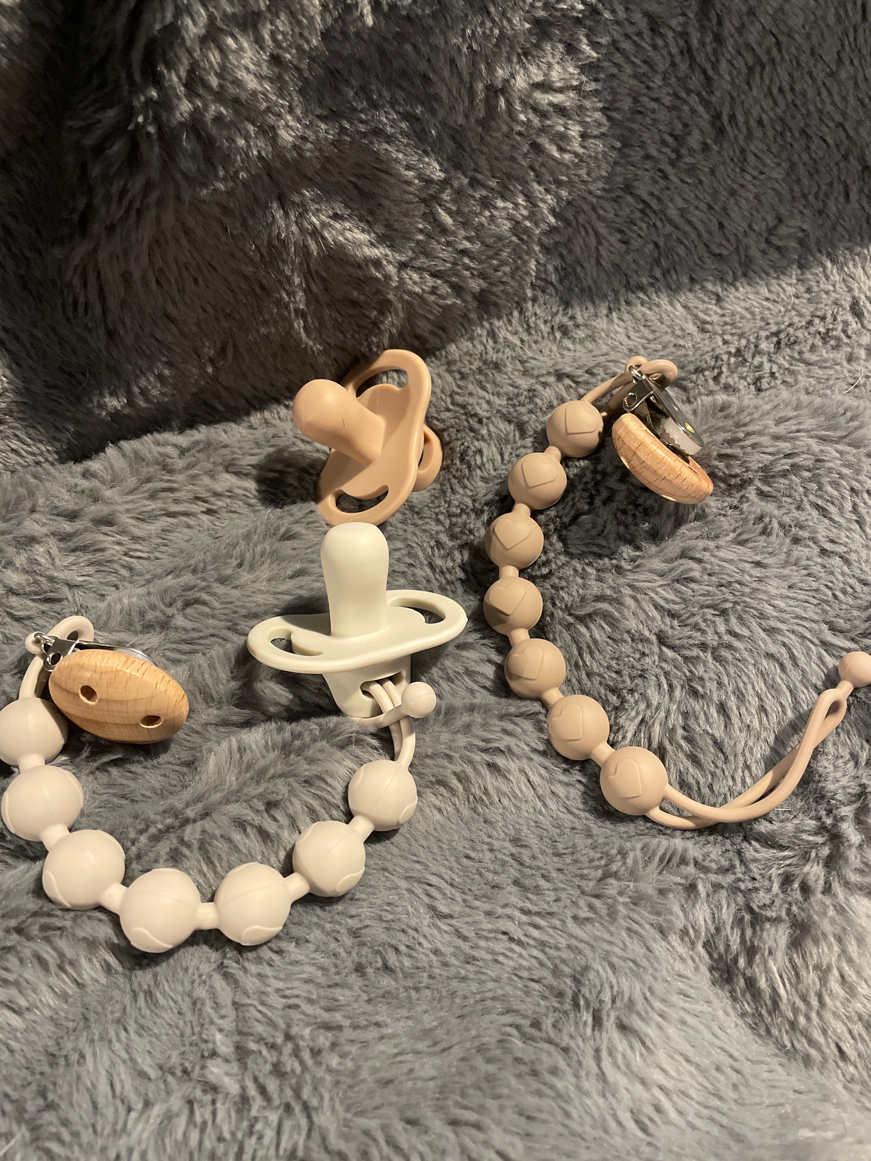 2 pack binkies and binky clips